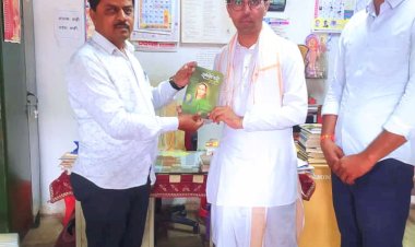 बार्शी पंचक्रोशीत कर्मवीर ग्रंथालयाचे कार्यालयीन कामकाज  कौतुकास्पद-- ह. भ. प .अँड धर्मकीर्ती तथा नितीन महाराज सावंत ,   कर्मवीर सार्वजनिक ग्रंथालयास सदिच्छा भेटी दरम्यान केले कौतुक