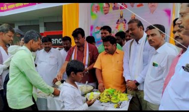 पंढरपुरात आषाढी  एकादशी निमित्त राष्ट्रवादी काँग्रेस पार्टीच्या वतीने भाविक भक्तांना मोफत खिचडीचे वाटप.