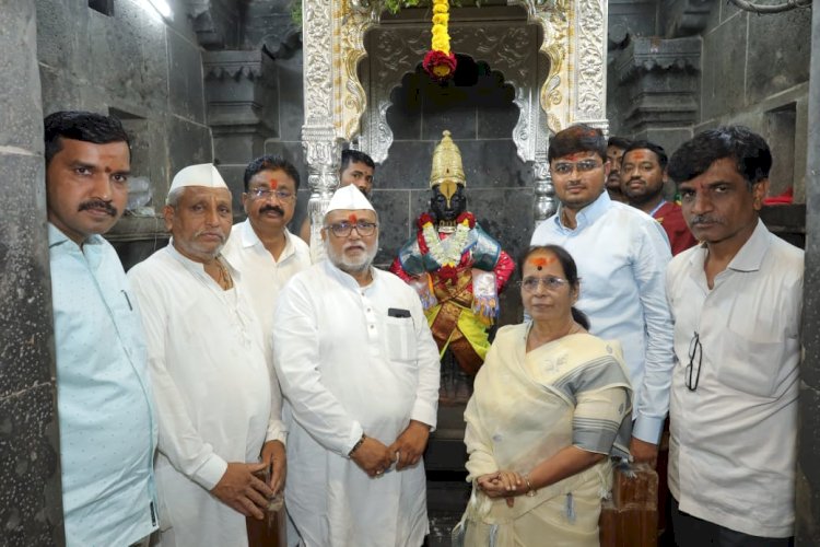 श्री विठ्ठलाच्या  गाभा-यातील मेघडंबरीचे काम पूर्ण  श्री संत कबीर महाराज मठ व फडाकडून लाकडी मेघडंबरी अर्पण;  लाकडी मेघडंबरीस नांदेड येथील दानशुर भाविकाकडून २ कोटी ४५ लाखाची चांदी अर्पण   सह अध्यक्ष गहिनीनाथ महाराज औसेकर.