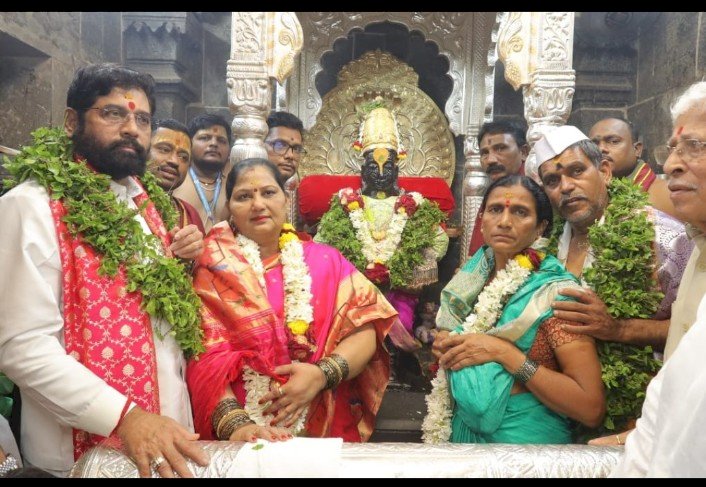 बा विठ्ठला... बळीराजाला सुखी ठेव, कष्टकऱ्यांच्या व सामान्यांच्या जीवनात समृद्धी येऊ दे... मुख्यमंत्र्यांचे विठ्ठल चरणी साकडे  आषाढी एकादशी निमित्त मुख्यमंत्री एकनाथ शिंदे यांच्या हस्ते विठ्ठल रुक्मिणीची महापूजा संपन्न,..