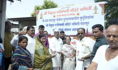 श्री विठ्ठल- रुक्मिणी मंदिर समितीच्या वतीने  पंढरपूर येथील पुरग्रस्तांना मंदिर समितीच्या मार्फत ‘फुड पॅकेट’                                                                                              -  गहिनीनाथ महाराज औसेकर.  500 स्थलांतरीत रहिवाश्यांना दिवसातून 3  वेळा फुड पॅकेट.