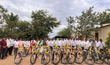 मुलीच्या वाढदिवसा निमित्त शालेय विद्यार्थांना केेले मोफत सायकलींचे वाटप  तुंगतच्या महिला सरपंचाचा आदर्शवत उपक्रम