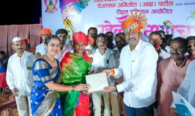 विठ्ठल कारखान्याच्या निवडणुकीमध्ये भरभरून प्रेम दिले त्याच पद्धतीने येत्या विधानसभेला तुमचा आर्शीवाद सोबत असावा - अमर पाटील.  एकीकडे कारखान्याचे प्रश्न मार्गी लावत दुसरीकडे जनसंपर्क वाढवण्याच्या जोरावर अभिजीत पाटलाची विधानसभेची तयारी सुरू  मेंढापूर येथील खेळ पैठणीच्या कार्यक्रमातून पैठणीच्या माता- माऊलींच्या चेहऱ्यावर फुलले हास्य आणि समाधान मोठ्या जल्लोषात महिलांनी लुटला आनंद