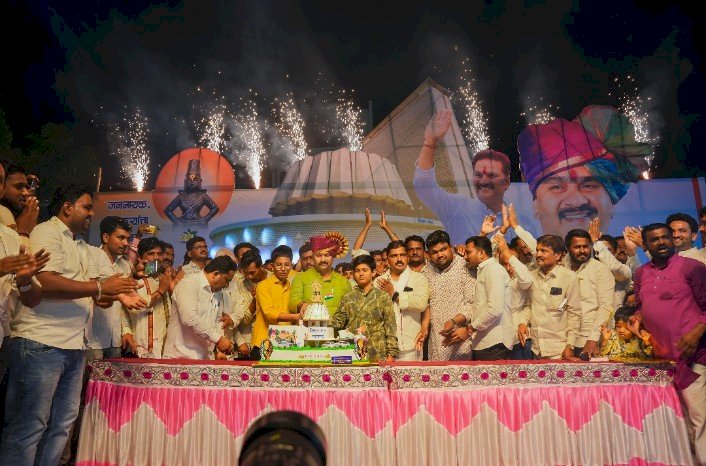 पुढील चार महिन्यानंतर मीच आमदार होणार - अभिजीत पाटील  शेतकऱ्यांनो तुम्ही घाबरू नका मी तुमच्या पाठीशी आहे -  अभिजीत पाटील  वाढदिवसानिमित्त माढा व पंढरपूर- मंगळवेढा मतदारसंघांमध्ये मतदारसंघातील हजारो कार्यकर्त्यांनी वाढदिवस साजरा केला.