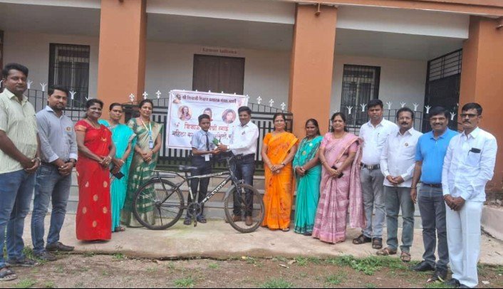 श्री शिवाजी शिक्षण प्रसारक मंडळ बार्शी संचलित,जिजाऊ सावित्री - रमाई महिला विकास बळ समितीच्या वतीने गरजू विद्यार्थ्यास सायकल भेट
