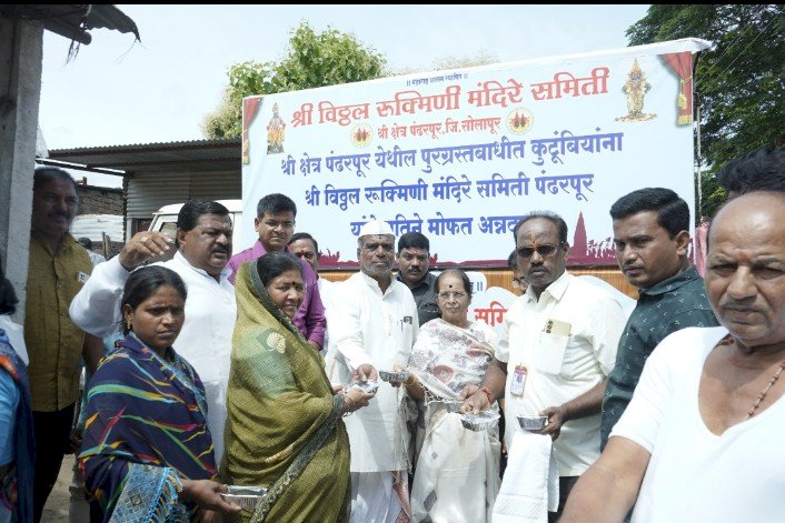 श्री विठ्ठल- रुक्मिणी मंदिर समितीच्या वतीने  पंढरपूर येथील पुरग्रस्तांना मंदिर समितीच्या मार्फत ‘फुड पॅकेट’                                                                                              -  गहिनीनाथ महाराज औसेकर.  500 स्थलांतरीत रहिवाश्यांना दिवसातून 3  वेळा फुड पॅकेट.