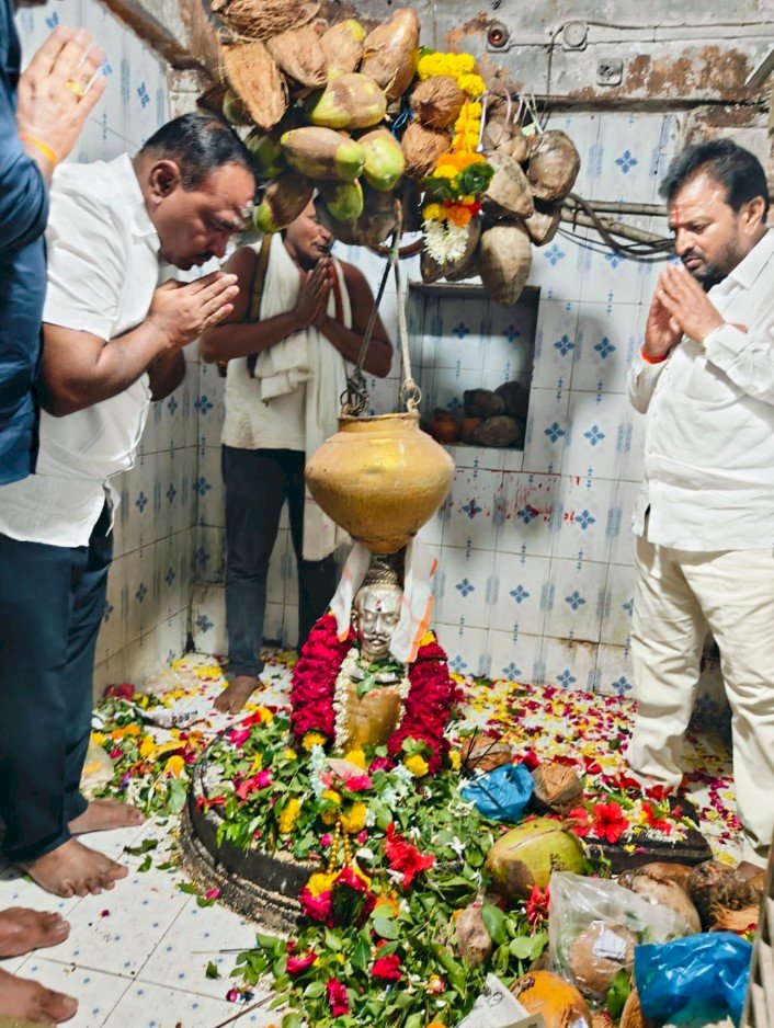 आमदार समाधान आवताडे यांनी घेतले कोर्टी येथील जागृत देवस्थान शंभू महादेवाचे दर्शन,  तीर्थक्षेत्राचा विकास करण्यासाठी निधी कमी पडू देणार नाही