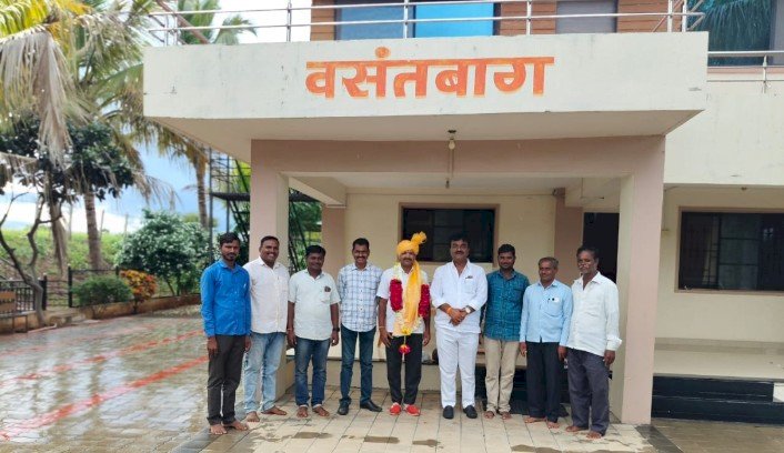 द्राक्ष बागायदार संघाच्या संचालकपदी विजय कदम याची निवड, राष्ट्रवादीचे नेते कल्याणराव काळे यांनी केला जंगी सत्कार