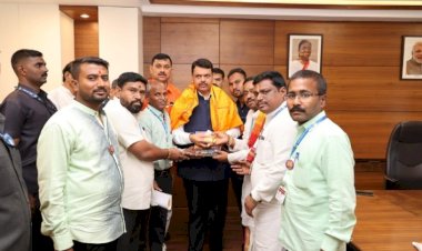 श्री विठ्ठल - रुक्मिणी मंदिर समितीच्या कर्मचा-यांना सातव्या वेतन आयोगानुसार वेतन देण्यास शासनाची मंजुरी....  गहिनीनाथ महाराज औसेकर. :- मंदिर समितीचे सहअध्यक्ष  मंदिर समितीच्या कर्मचाऱ्यांमध्ये आनंदाचे वातावरण पेढे वाटून केले शासनाचे स्वागत