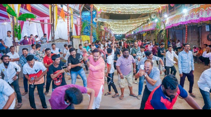 अभिजीत पाटील यांनी लेझीमवर ठेका धरत घेतला आनंद