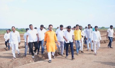 चेअरमन अभिजीत पाटील यांच्या वाढदिवसाचे निमित्ताने शनिवारी होणार बैलगाडा थरार  बावी येथे ओपन बैलगाडा शर्यतीचे जंगी मैदान  १ कोटीचा बैल स्पर्धेत भाग घेण्यासाठी दाखल