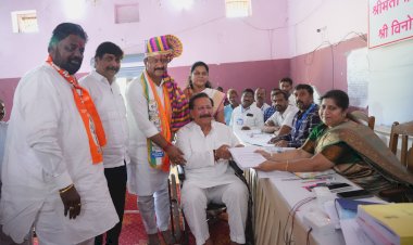 ३० वर्षाच्या अन्यायाविरोधात माढ्यात परिवर्तनाची लाट माजी उपमुख्यमंत्री विजयसिंह मोहिते पाटील यांच्या उपस्थितीत भरला अभिजीत पाटलांनी अर्ज हजारो लोकांच्या साक्षीने अभिजीत पाटलांनी दाखल केला उमेदवारी अर्ज