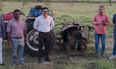 अवैध वाळू वाहतुकीवर पंढरपूर महसूल प्रशासनाची कारवाई; 17 होड्या नष्ट , एक ट्रॅक्टर जप्त