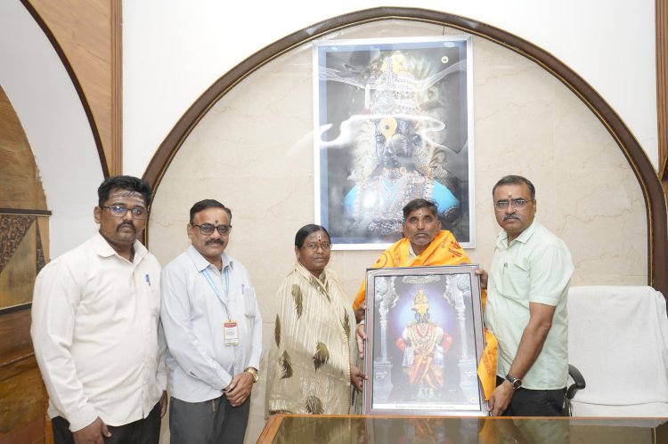 श्री विठ्ठल -रूक्मिणी मंदिरास राजेंद्र गुजर या भाविकांकडून 1 लाख रूपयाची देणगी,