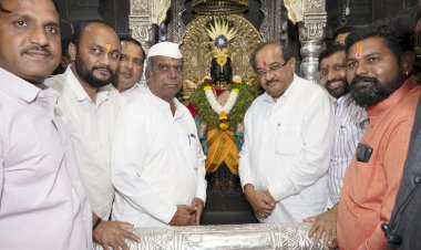 जलसंपदा मंत्री राधाकृष्ण विखे-पाटील यांनी घेतले श्री विठ्ठल- रुक्मिणी मातेचे दर्शन