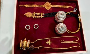 श्री विठ्ठल - रूक्मिणीमातेच्या चरणी 6 लक्ष किंमतीचे सोने-चांदीचे दागिने अर्पण