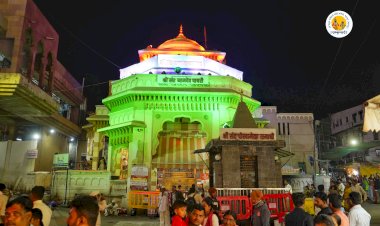 भारतीय प्रजासत्ताक दिनाच्या वर्धापनानिमित्त,  पंढरपूर येथील विठ्ठल - रुक्मिणी मंदिरास आकर्षक विद्युत रोषणाई