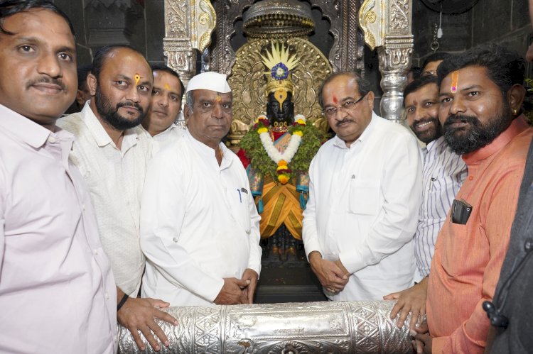 जलसंपदा मंत्री राधाकृष्ण विखे-पाटील यांनी घेतले श्री विठ्ठल- रुक्मिणी मातेचे दर्शन
