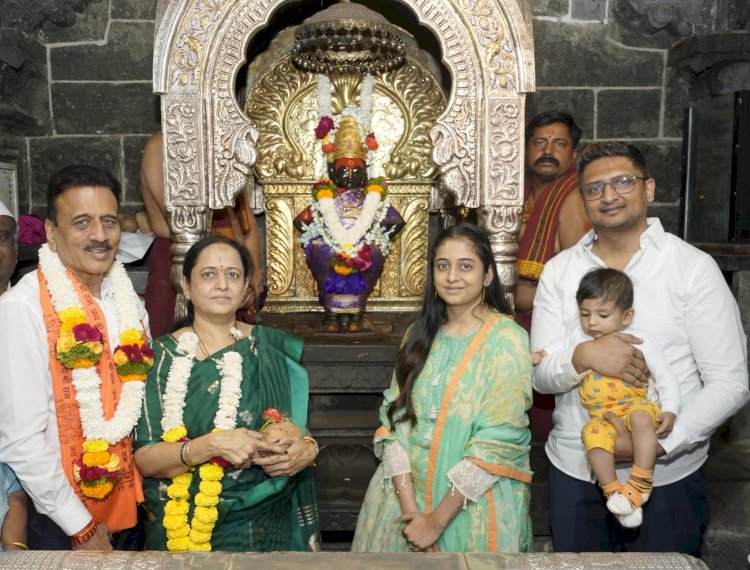 श्री विठ्ठल- रुक्मिणी मंदिरातील दुरुस्तीचे कामाला पुरातन विभाग व ठेकेदाराने  गती देऊन वेळेत व गुणवत्तापूर्ण कामे करावेत : --- मंत्री गिरीश बापट  जलसंपदा व आपत्ती व्यवस्थापन मंत्री गिरीश महाजन यांनी घेतले श्री विठ्ठल रुक्मिणी मातेचे दर्शन..          श्री विठ्ठल - रुक्मिणी मंदिर संवर्धन कामांची मंत्री गिरीश महाजन यांनी केली पाहणी