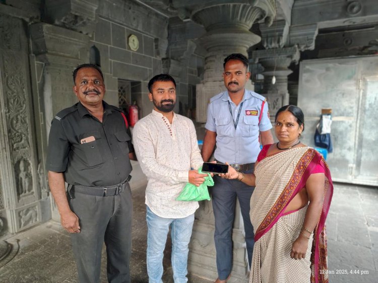 श्री विठ्ठल- रुक्मिणी मंदिरात हरवलेला मोबाईल शोधून दिला,  मंदिर समिती कर्मचा-याचा प्रामाणिकपणा,