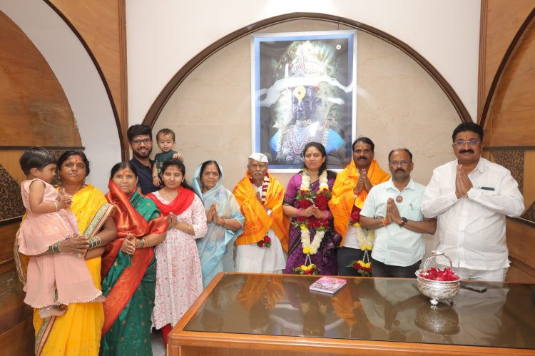 श्री विठ्ठल - रुक्मिणी मंदिरास चांदीची फुलदाणी व बाऊल भेट.