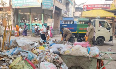 पंढरपूर नगर परिषदेच्या वतीने शहरातील कचरा उचलण्या सोबतच युद्धपातळीवर जंतुनाशक फवारणी  काम सुरू