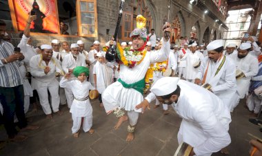 माघी यात्रा सोहळ्यानिमित्त श्री विठ्ठल मंदिरातील सभामंडप येथे औसेकर महाराजांचे चक्रीभजन संपन्न..