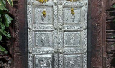 श्री विठ्ठल- रुक्मिणी मंदिरासमोरील  श्री संत नामदेव पायरीचा दरवाजा  चांदीने मडविला,  कार्यकारी अधिकारी :-- राजेंद्र शेळके यांची माहिती    दरवाजासाठी सुमारे 30 किलो चांदी व इतर 4 लाख किंमतीच्या सोने चांदी वस्तू दान,    नांदेड येथील भाविक अरगुलवार परिवारा तर्फे मोफत सेवा.