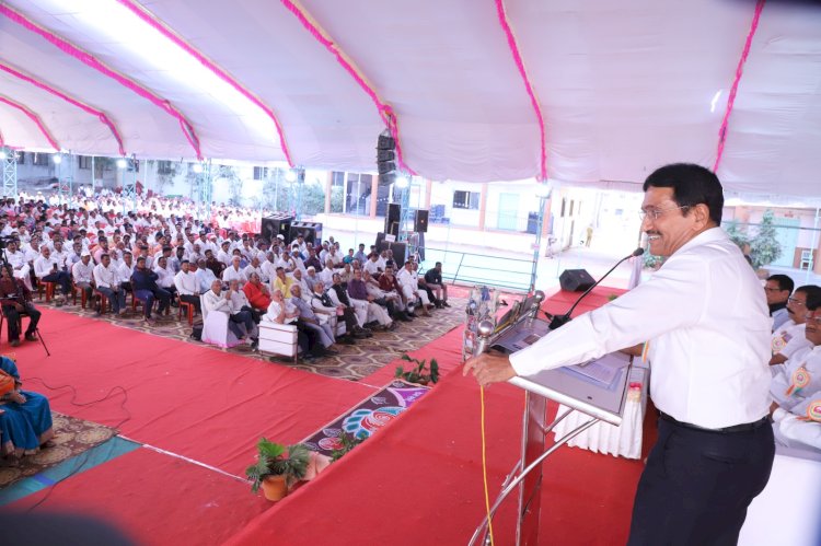 शिक्षणसंस्थेतूनच ग्रामविकास साधला जातो -  चंद्रकांत दळवी  बार्शीच्या डॉ .कर्मवीर जगदाळे( मामा )जयंती महोत्सव निमित्त कार्यक्रम,  संस्थेतील गुणवंत व सेवानिवृत्त आदर्श कर्मचाऱ्यांचा पुरस्कार प्राप्त शाळांचा यथोचित सत्कार संपन्न..