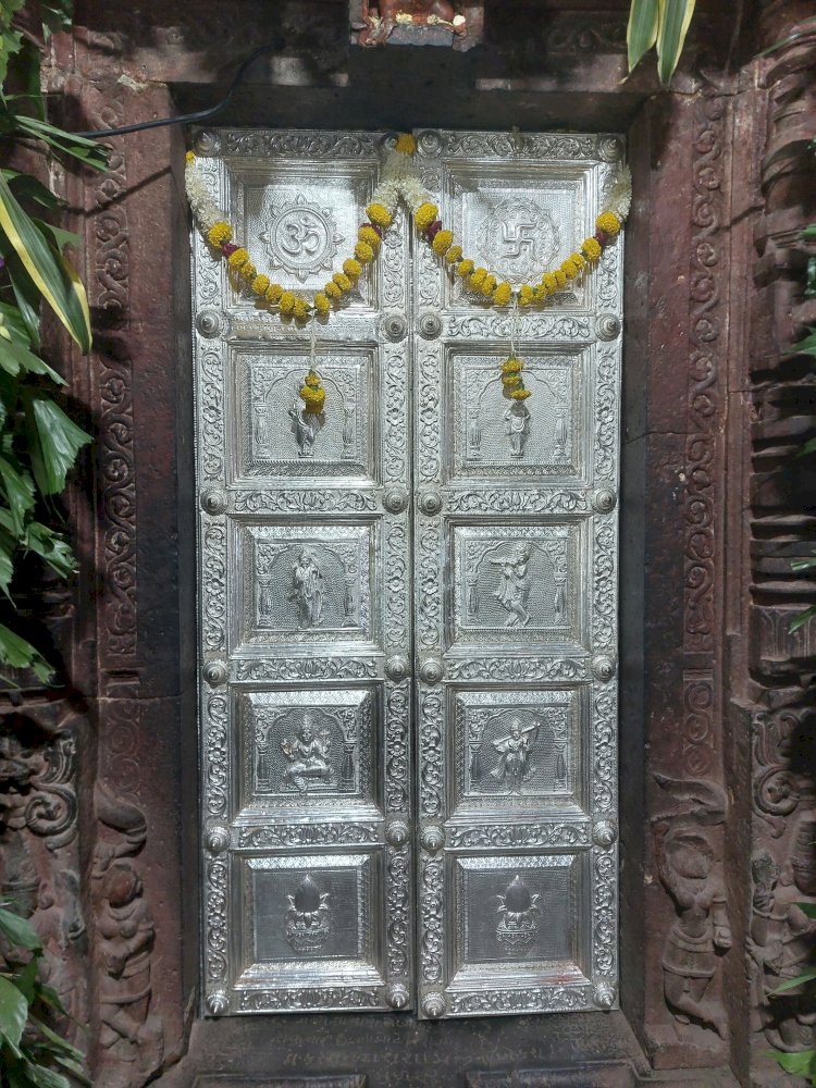 श्री विठ्ठल- रुक्मिणी मंदिरासमोरील  श्री संत नामदेव पायरीचा दरवाजा  चांदीने मडविला,  कार्यकारी अधिकारी :-- राजेंद्र शेळके यांची माहिती    दरवाजासाठी सुमारे 30 किलो चांदी व इतर 4 लाख किंमतीच्या सोने चांदी वस्तू दान,    नांदेड येथील भाविक अरगुलवार परिवारा तर्फे मोफत सेवा.