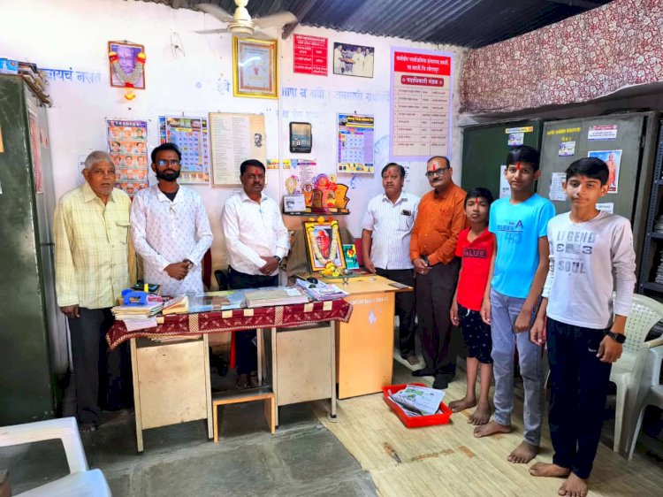 बार्शी येथील कर्मवीर सार्वजनिक ग्रंथालयात कवी कुसुमाग्रज तथा वि. वा .शिरवाडकर यांची जयंती मराठी दिन म्हणून उत्साहात साजरा