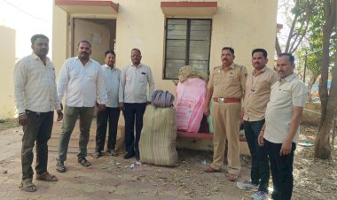 सर्वात मोठी बातमी---- ◼️ पंढरपूर तालुका  पोलिस व पंढरपूर शहर पोलीस स्टेशन यांच्या संयुक्ताने सर्वात मोठी अवैध गांजा विरुद्ध मोठी कारवाई  ◼️ एकूण147  किलो गांजा जप्त 40 लाख रुपये किमतीचा मुद्देमाल पंढरपूर तालुका पोलिसांकडून जप्त   ◼️ पोलीस प्रशासनाकडून गांजा प्रकरणातील आरोपीच्या मुस्क्या आवळण्यात पोलिसांना यश