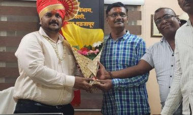 तुळजापूर नगरपरिषदेचे नूतन मुख्य  अधिकारी अजिंक्य रणदिवे यांचा प्रमोद पाटील यांच्या हस्ते भव्य सत्कार