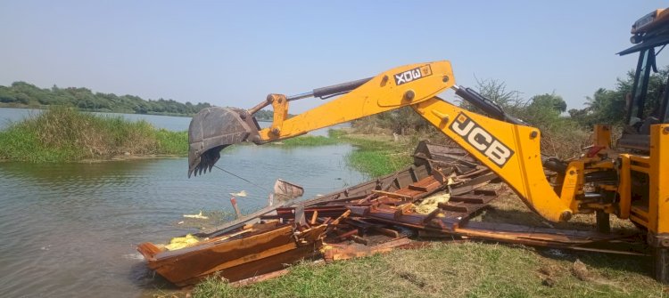 पंढरपूरात अवैध वाळू वाहतूकीवर महसूल व पोलीस प्रशासनाची धडक कारवाई  - तहसिलदार- सचिन लंगुटे                                                                                         सहा लाकडी होड्या केल्या नष्ट..    आमसभेत अवैद्य वाळू चोरी संदर्भात महसूल प्रशासनास नागरिकांनी विचारला होता जाब