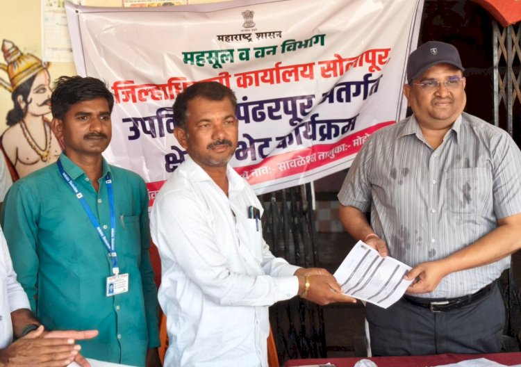 शासकीय योजनांच्या लाभासाठी शेतकऱ्यांनी फार्मर आयडी काढावा -  उपविभागीय अधिकारी सचिन इथापे  सावळेश्वर ता.(मोहोळ) येथील शेतकऱ्यांशी  भेट व  चर्चा