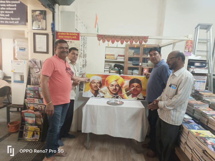 बार्शी येथील श्री वर्धमान जैन सार्वजनिक तालुका वाचनालयात शहीद दिनानिमित्त भगतसिंग, राजगुरू, सुखदेव यांना अभिवादन