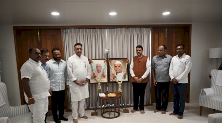 मुख्यमंत्री देवेंद्र फडणवीस यांनी माजी आमदार प्रशांत परिचारक यांच्या निवासस्थानी परिचारक कुटुंबियांची घेतली सांत्वन पर भेट..