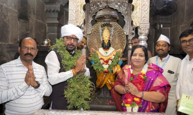 केंद्रीय आरोग्य व कुटुंब कल्याण राज्यमंत्री प्रतापराव जाधव  यांनी घेतले श्री विठ्ठल- रुक्मिणी मातेचे दर्शन