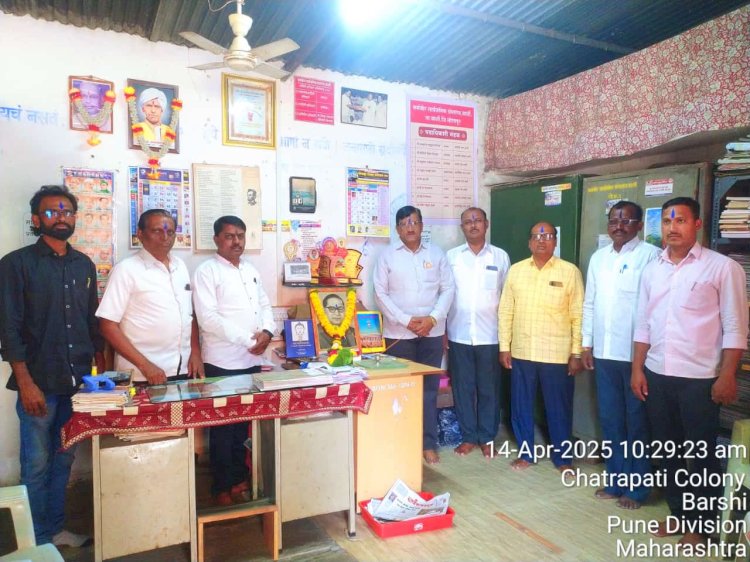 बार्शीच्या कर्मवीर सार्वजनिक ग्रंथालयात डॉ. बाबासाहेब आंबेडकर जयंती साजरी...