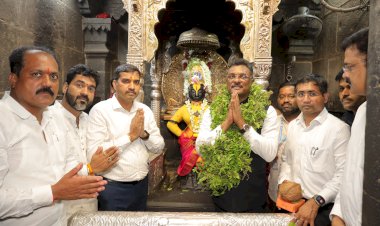 एसटी महामंडळाचे अध्यक्ष तथा ,मंत्री प्रताप सरनाईक यांनी घेतले श्री विठ्ठल - रुक्मिणी मातेचे दर्शन