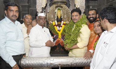 सार्वजनिक आरोग्य मंत्री  प्रकाश आबिटकर  यांनी घेतले श्री विठ्ठल- रुक्मिणी मातेचे दर्शन   चोपळा ते मंदिर आरोग्यमंत्री गेले चालत.