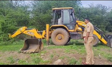 पंढरपूर ग्रामीण पोलीस स्टेशन यांच्यावतीने 65  एकरा वरील मैदानात स्वच्छता मोहीम   ◼️ जेसीबीच्या साह्याने काटेरी झाडाझुडपे काढून केली संपूर्ण स्वच्छता, पालख्यांची या ठिकाणी मुक्कामाची सोय होणार  ◼️ वाहनधारक व भाविक भक्तांकडून संबंधित पोलीस बांधवांचे होत आहे कौतुक,  ◼️ पंढरपूरला यात्रेनिमित्त विठुरायाच्या दर्शनासाठी येणाऱ्या भक्तांना कोणताही त्रास होणार नाही याची दक्षता घेणार :-- वरिष्ठ पोलीस निरीक्षक तय्यब मुजावर