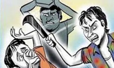 रात्रीस खेळ चाले ......., तरटगाव  (कासे. ) येथे अवैद्य वाळू उपसा कारणावरून एकावर कुऱ्हाड- कोयत्याने  प्राणघातक हल्ला....    ◼️ झटापटीत एकाची प्रकृती चिंताजनक  ◼️ भाऊकीच  एकमेकांच्या जीवावर उठली आणि जोरदार रक्तरंजित घटना घडली यामुळे गावकऱ्यात भीतीचे वातावरण  ◼️ अवैद्य वाळू व्यवसायिकास पोलिसांचे अभय असल्याचा जखमीच्या नातेवाईकाचा गंभीर आरोप  ◼️  मोकाट फिरणाऱ्या कोयता गॅंग आरोपीवर   कडक कारवाईची पालकमंत्र्याकडे करणार मागणी