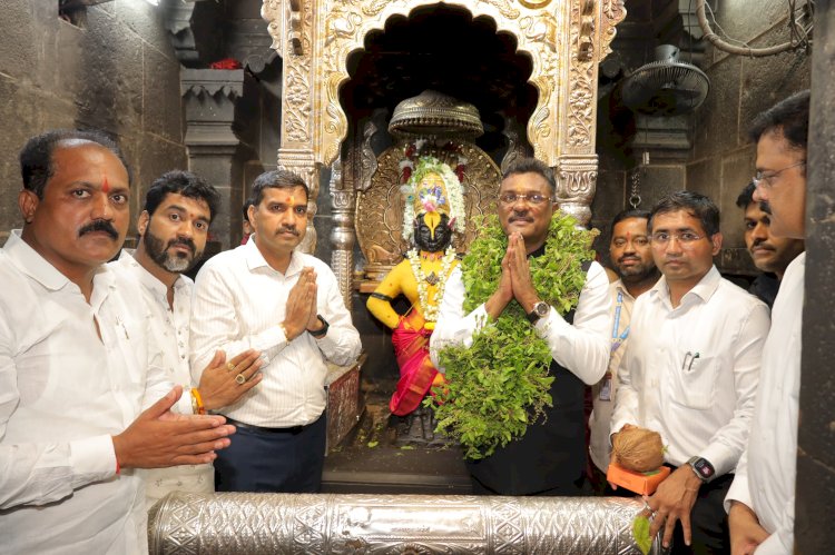 एसटी महामंडळाचे अध्यक्ष तथा ,मंत्री प्रताप सरनाईक यांनी घेतले श्री विठ्ठल - रुक्मिणी मातेचे दर्शन