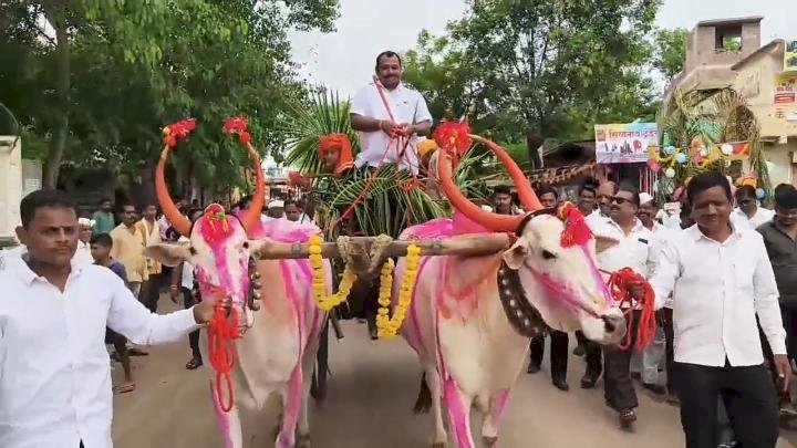 आमदार समाधान आवताडे यांचा असाही उत्साह, विद्यार्थ्यांना बैलगाडीत बसवून शाळेपर्यंत सोडले..