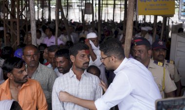 सोलापूरचे जिल्हाधिकारी  कुमार आशीर्वाद यांनी केली दर्शन रांग व पत्राशेडची पाहणी : दर्शन रांगेतील भाविकांशी साधला संवाद  ◼️ श्री विठ्ठल- रुक्मिणीच्या दर्शन पाच तासात झाल्याने भाविकांकडून जिल्हाधिकाऱ्यांचे आभार   ◼️ इंडियन एअर फोर्स मध्ये सेवा बजावलेल्या एका निवृत्त अधिकाऱ्याकडून आषाढी वारी 2025 मध्ये भाविक, वारकरी यांच्यासाठी देण्यात आलेल्या सुविधा खूप उत्कृष्ट असल्याचे कौतुक...