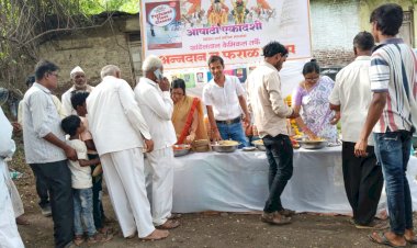 पंढरीत आषाढी यात्रा सोहळ्यात खंडेलवाल केमिकल तर्फे अन्नदान व फराळाचे वाटप   ◼️ हजारो वारकरी भाविकांनी घेतला फराळाचा लाभ यंदाचे 5 वे वर्ष   ◼️  खंडेलवाल  कंपनी यांचा सामाजिक उपक्रम समाजाला दिशा देणारा