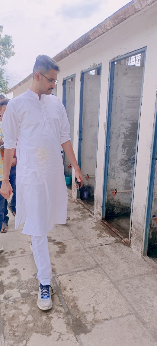 पंढरपूर यात्रेत वारकरी भाविकांना आवश्यक सुविधा देण्याससोबतच स्वच्छतेला  प्राधान्य..... जिल्हाधिकाऱ्यांकडून शौचालयाची पाहणी