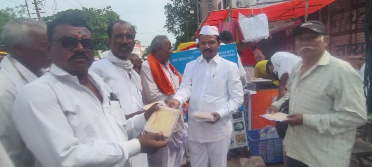 सोलापूर जिल्हा काँग्रेस सोशल मीडिया विभाग पंढरपूर विधानसभा अध्यक्ष महेश अधटराव यांच्यावतीने भाविकांना फराळ वाटप.
