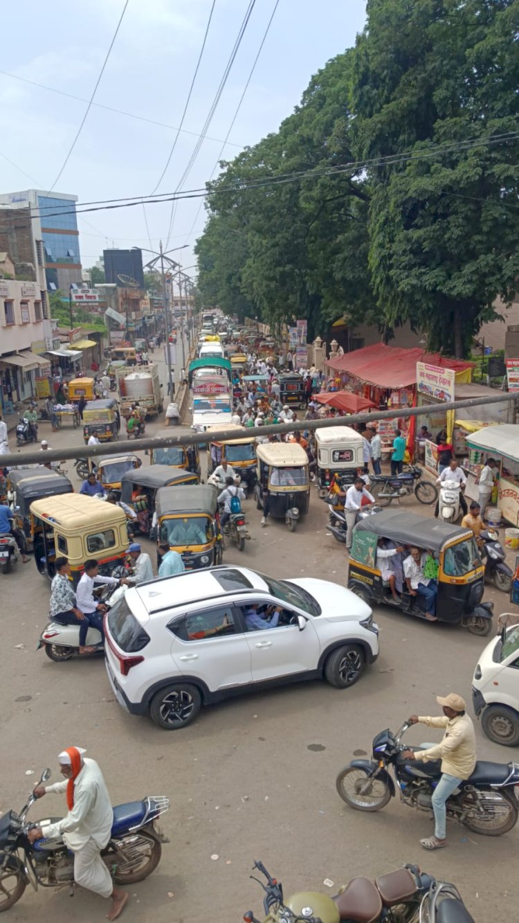 पंढरपूरात गजानन महाराज चौकात वाहतुकीची मोठी कोंडी , वाहतुक नियमाचे तीन- तेरा वाजले..